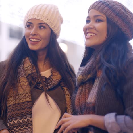 dos mujeres charlando en una calle en invierno