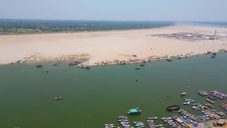 Luftaufnahme-Des-Flusses-Ganga-Und-Der-Ghats-In-Varanasi,-Indien