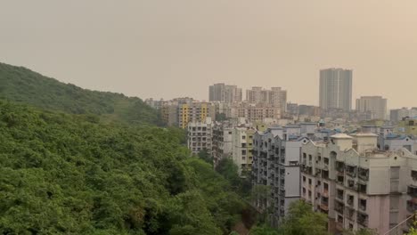 escena estática de edificios y el parque nacional de mumbai al atardecer
