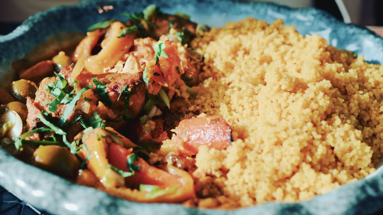 Primo piano di couscous abbinato a uno spezzatino di verdure colorato