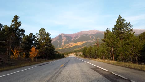 Follaje-De-Otoño-Pov-Conduciendo-En-Las-Montañas-Rocosas-De-Colorado