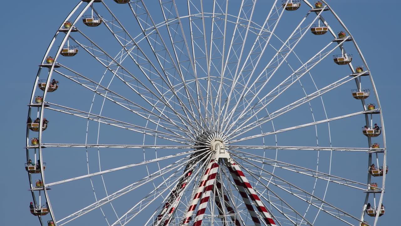 은 파란 하늘을 가진 거대한 페리스, honfleur, 노르망디, 프랑스