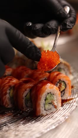 la preparación de rollos de sushi de salmón