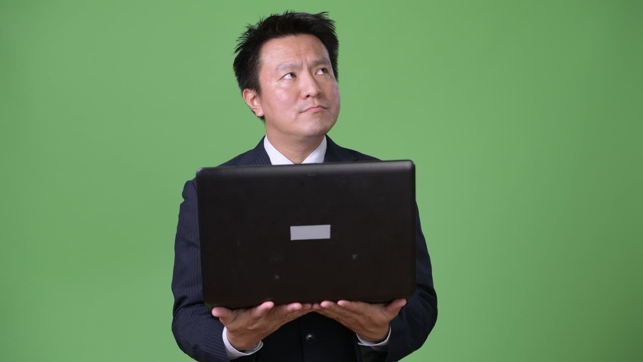 녹색 배경에 성숙한 일본 사업가