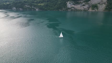 Hermosa-Puesta-De-Sol-Navegando-Tranquilamente-En-Yate-En-El-Lago-Walensee-Turismo