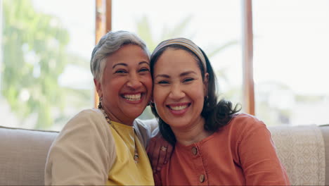 Amor,-Madre-E-Hija-En-El-Sofá-Con-Una-Sonrisa.