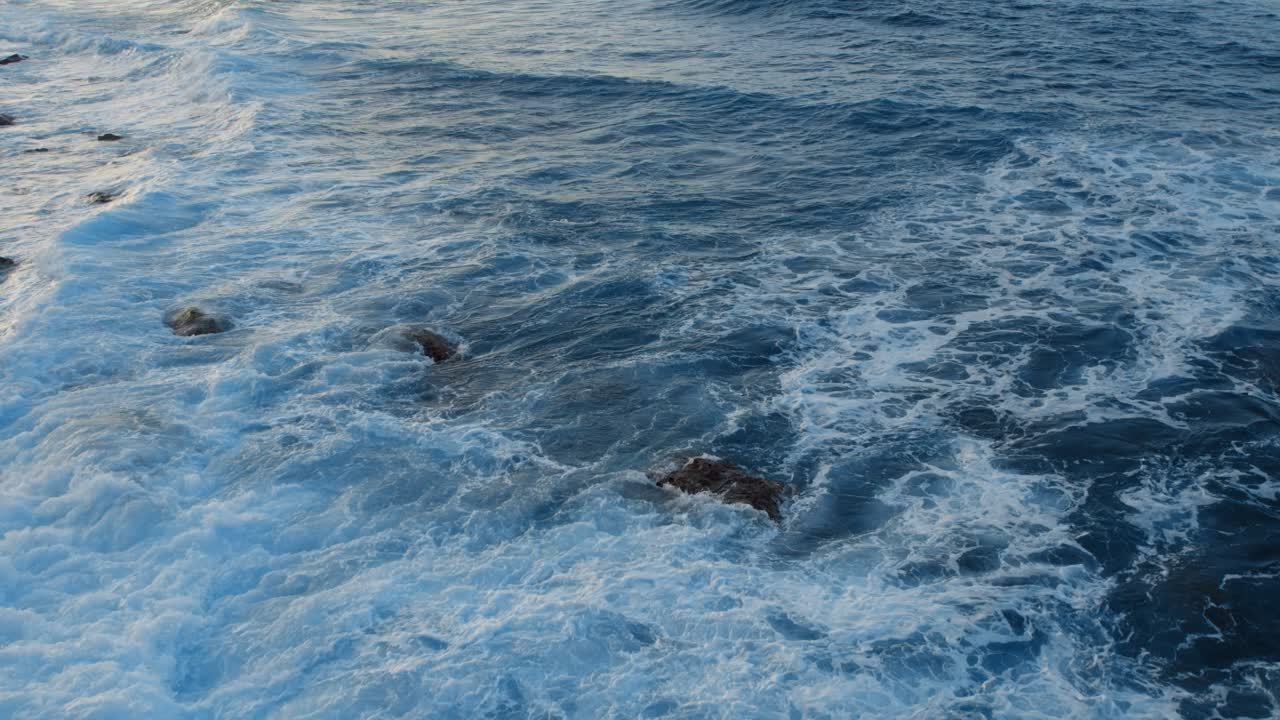 바위에 부서지는 파도