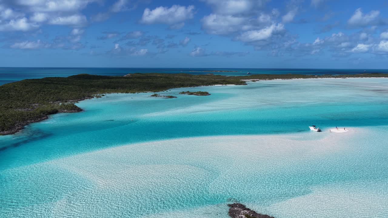 Skyline di Exuma alle Exuma Islands a Black Point, Bahamas. Paesaggio sulla spiaggia. Scenario del porto. Sfumature di blu acquerello. Skyline di Exuma alle Exuma Islands a Black Point, Bahamas. Incredibile Mar dei Caraibi