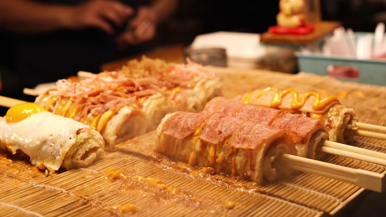 맛있는  롤을 요리하고 김을 넣습니다.