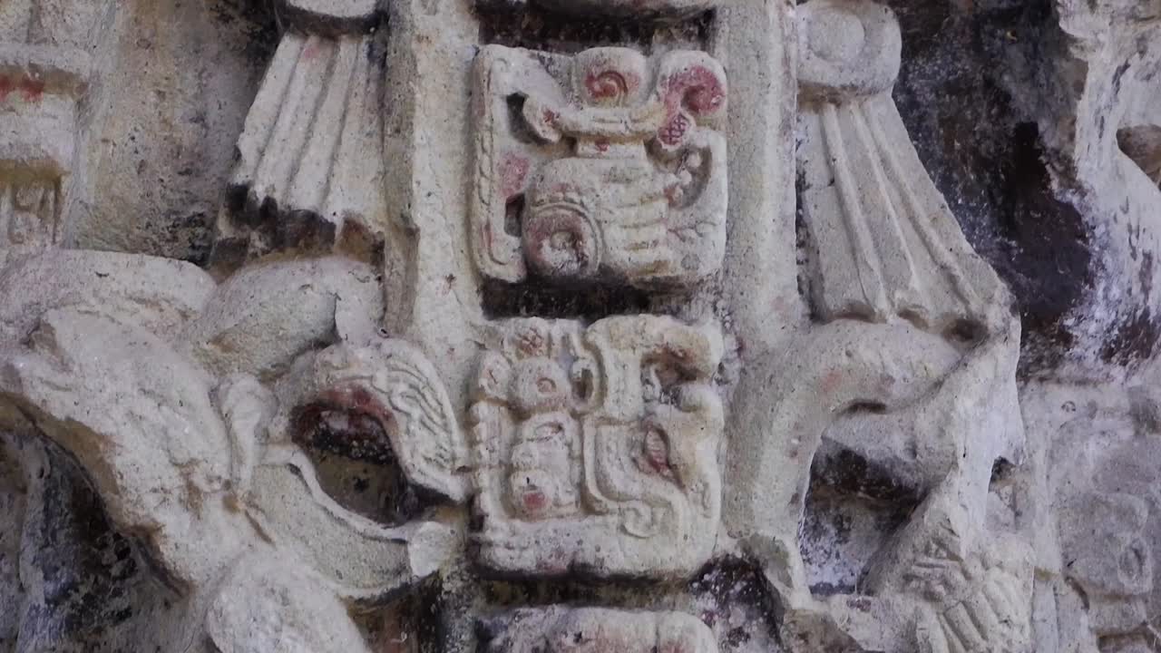 estela de piedra tallada ornamentada en la antigua ruina maya de copan