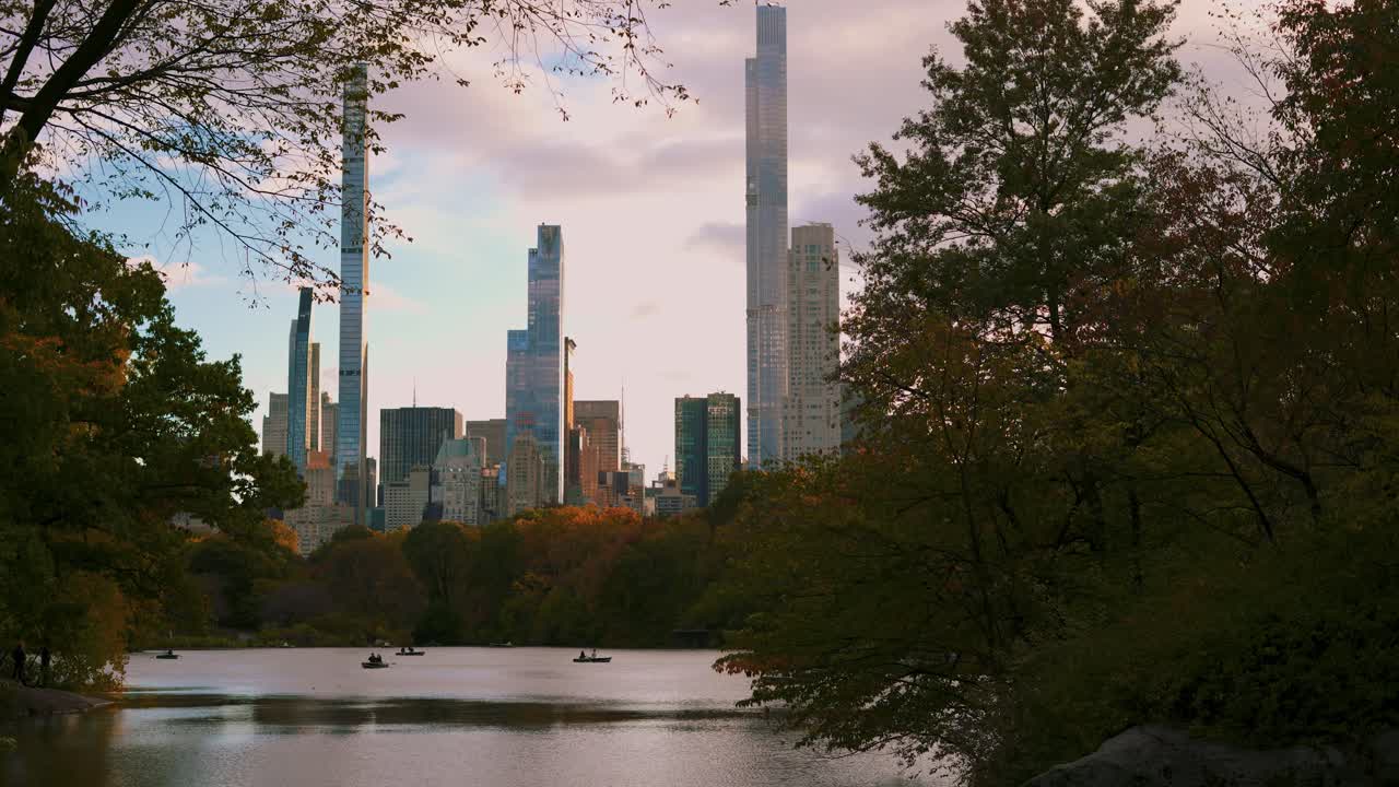 el horizonte de manhattan y la ciudad de nueva york visto desde el central park con barcos en otoño