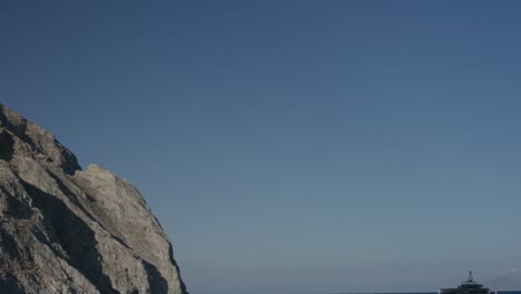 Großer-Berg-In-Der-Nähe-Einer-Megayacht-Im-Meer-In-Santorini,-Griechenland