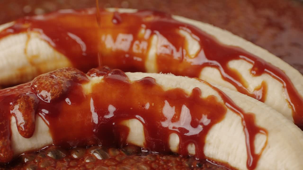 Grilled Bananas with caramel and coconut Sauce, Thai Dessert