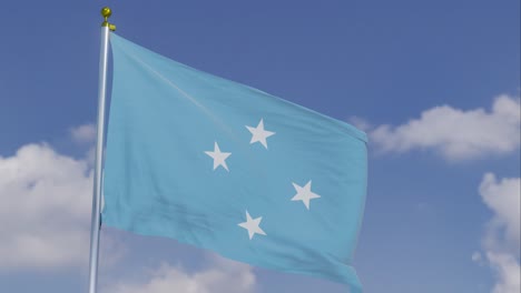 Bandera-De-Micronesia-Moviéndose-En-El-Viento-Con-Un-Cielo-Azul-Claro-En-El-Fondo,-Nubes-Moviéndose-Lentamente,-Asta-De-Bandera,-Cámara-Lenta