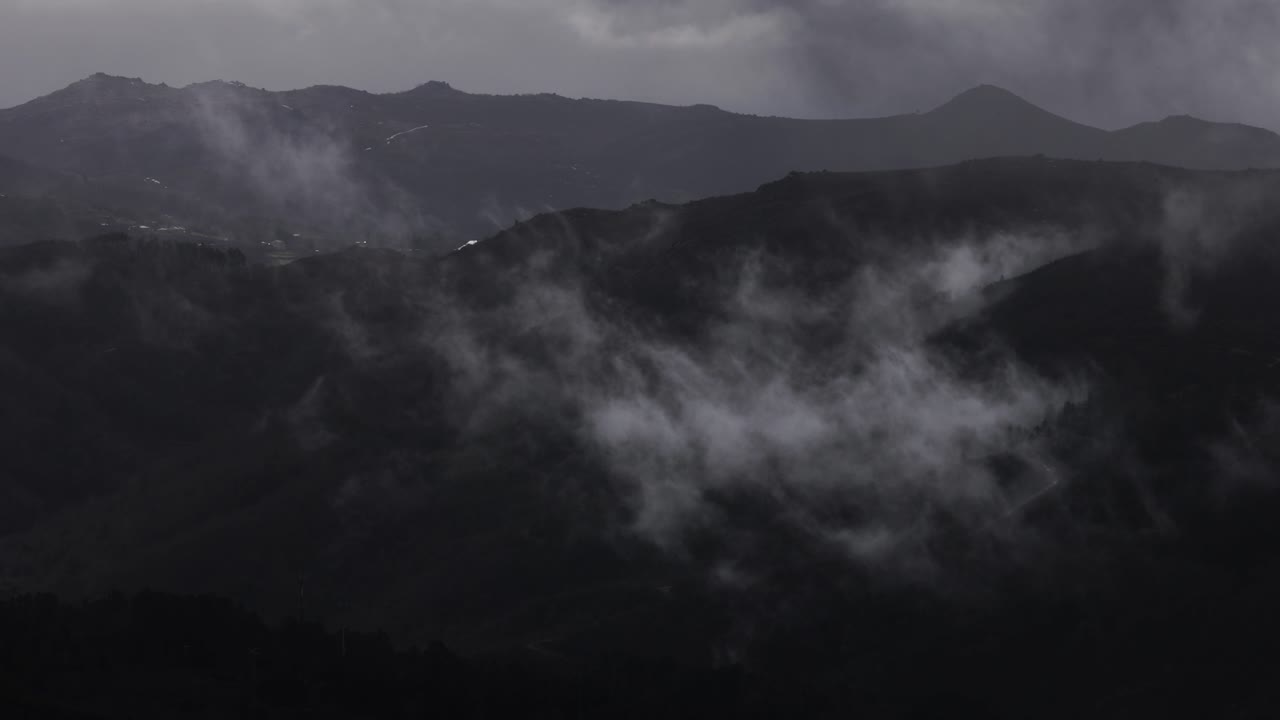 Timelapse de nuvens se movendo nas montanhas em um clima frio e tempestuoso