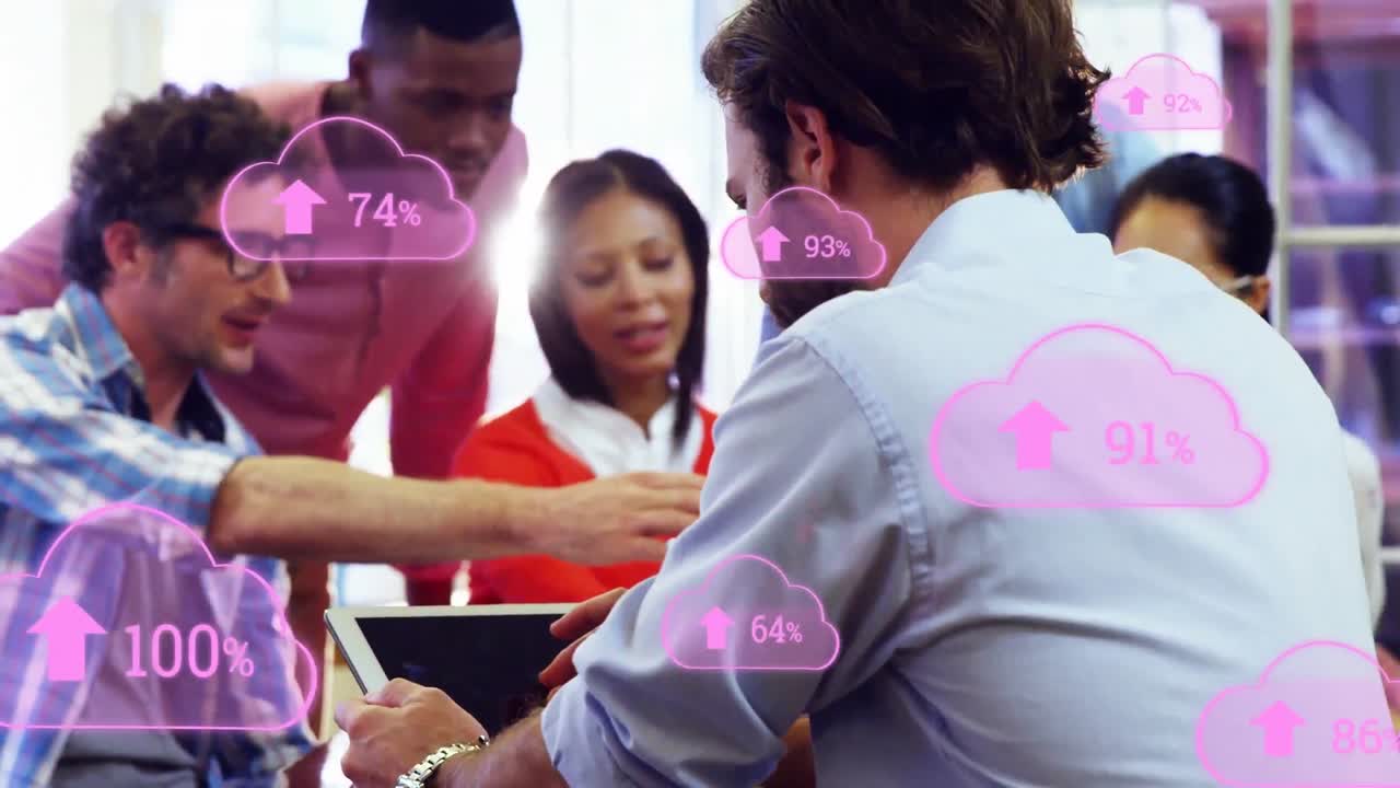 animación de iconos en la nube con un porcentaje creciente sobre diversos colegas discutiendo en la oficina