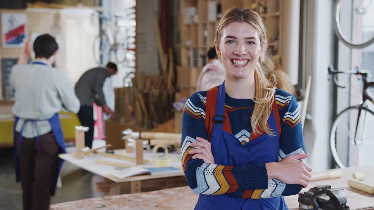 retrato de una mujer propietaria de una pequeña empresa en un taller de ensamblaje de bicicletas de bambú hechas a mano