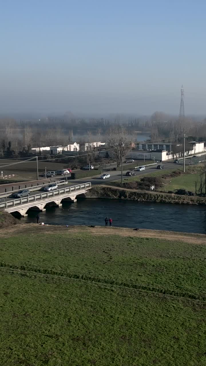 강을 가로지르는 다리