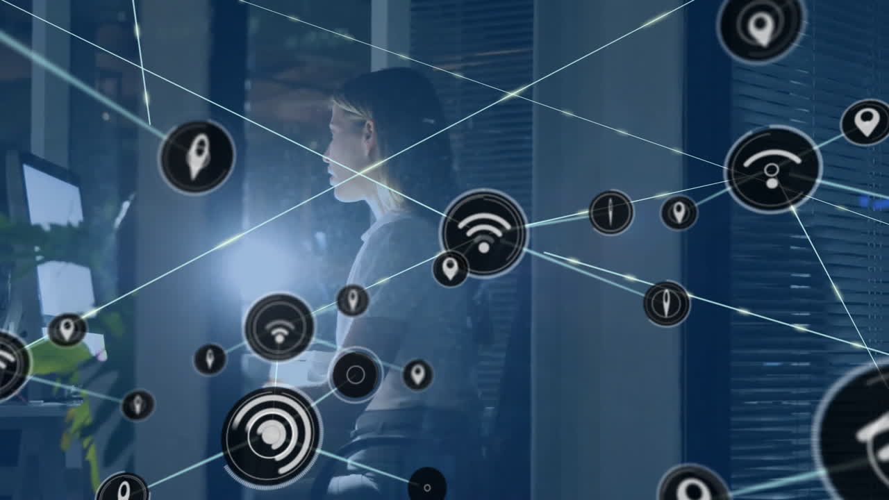 animación de la red de conexiones con iconos sobre mujer de negocios asiática por servidores de computadora