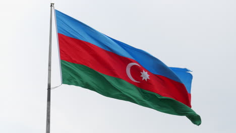 Bandera-Nacional-De-Azerbaiyán-Ondeando-Al-Viento,-Primer-Plano-En-Tiempo-Real