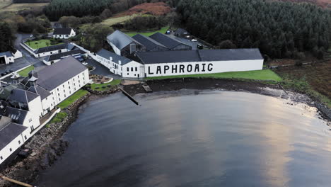 Luftaufnahme-Der-Whiskybrennerei-Laphroaig-über-Der-Bucht