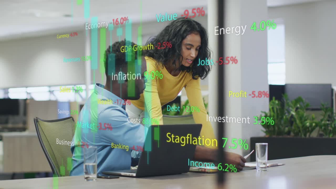 animación del procesamiento de datos financieros sobre diversas personas de negocios discutiendo el trabajo en la oficina