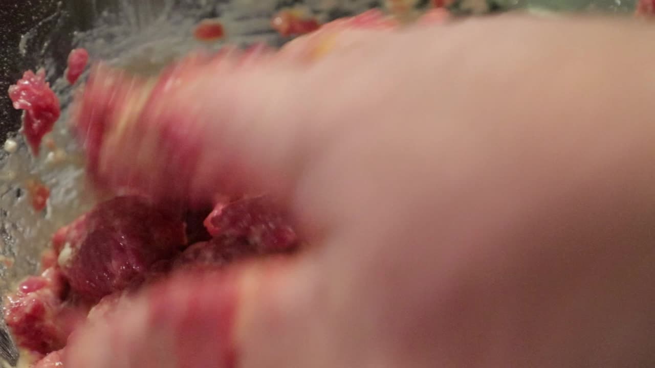 mezclar masa de carne en la cocina