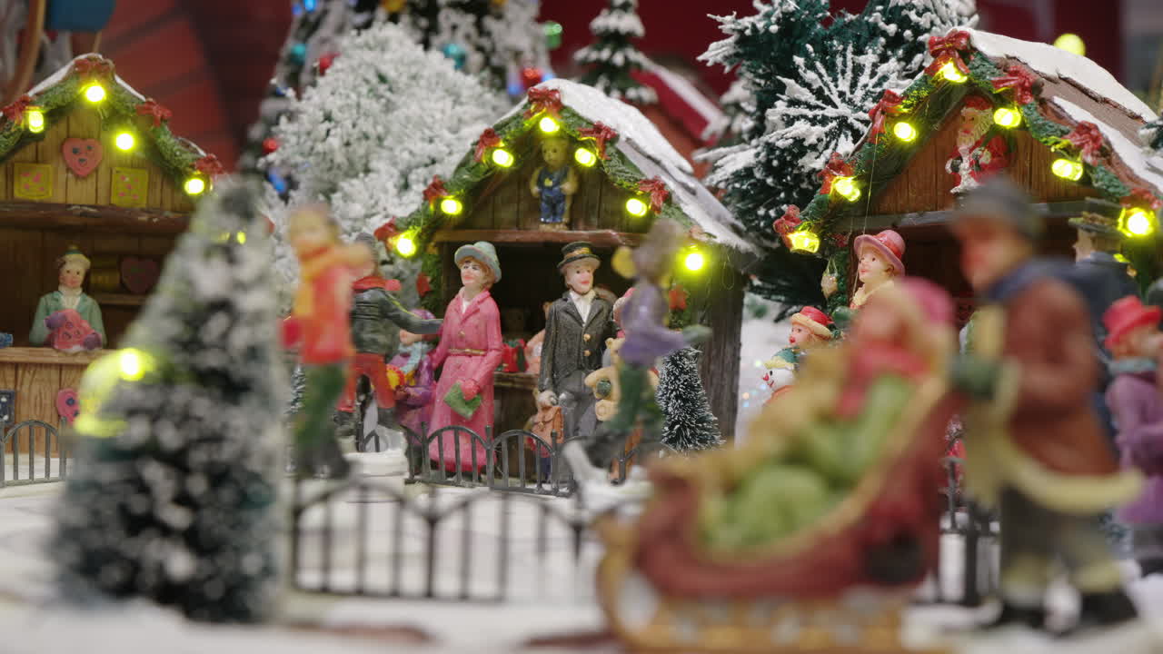 Scena festiva di villaggio natalizio in miniatura con statuine animate