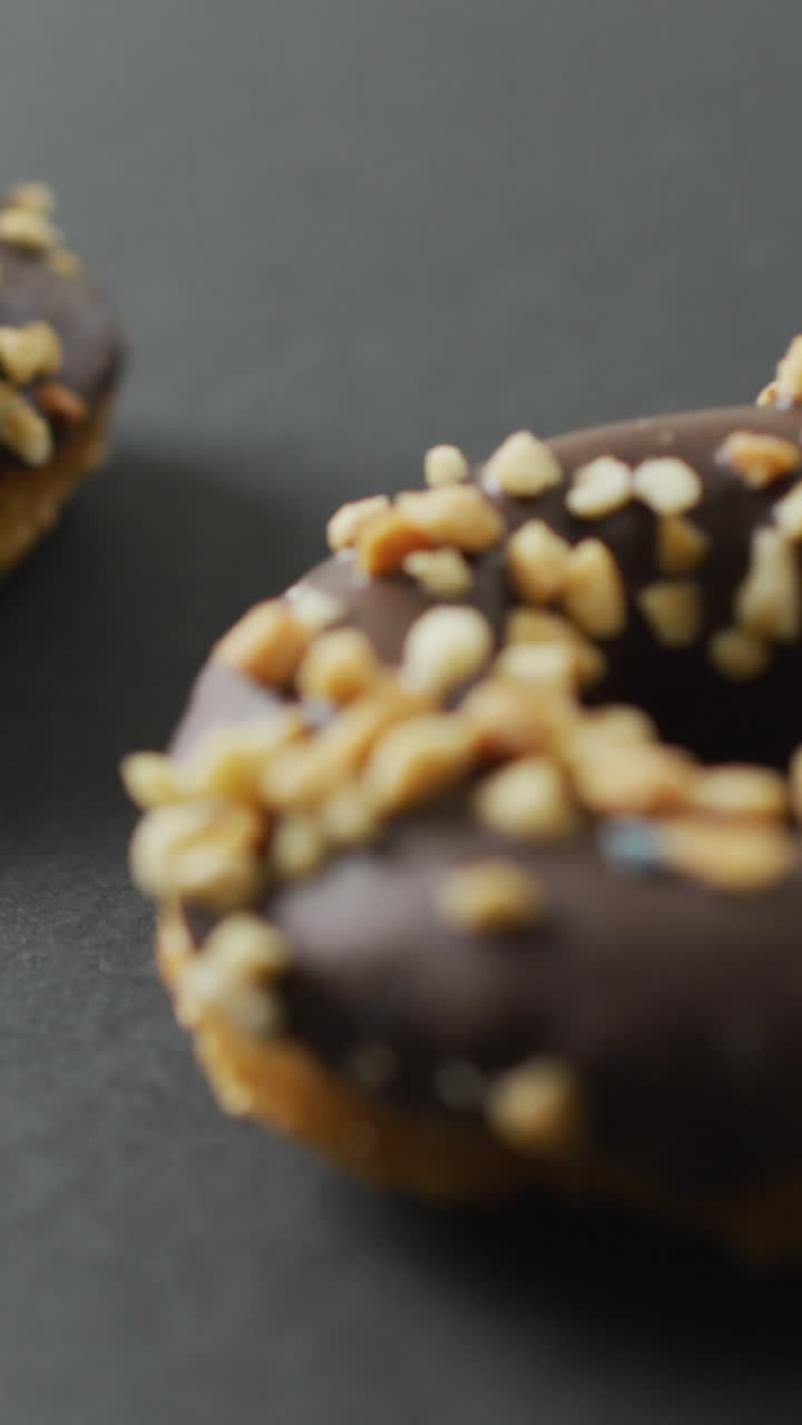 video de rosquillas con chocolate sobre un fondo gris
