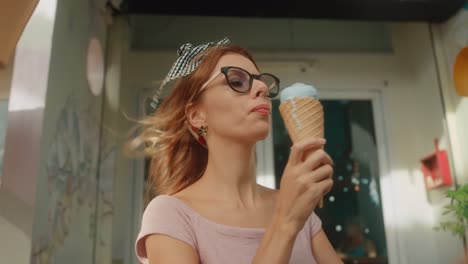 una mujer disfrutando de helado.