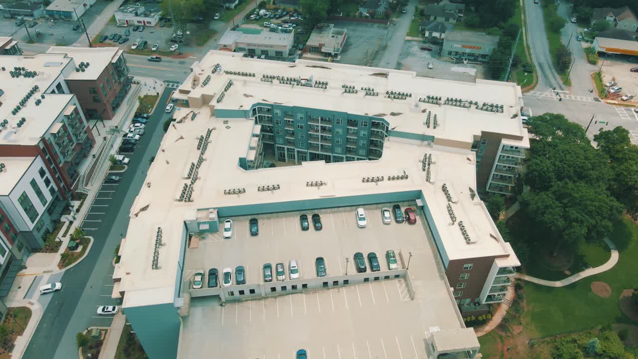 주차장과 수영장이 딸린 아파트 단지의 독특한 모습을 보여주는 드론 영상