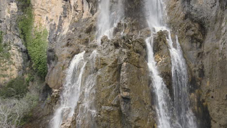 vista aérea de la cascada en medio de la montaña