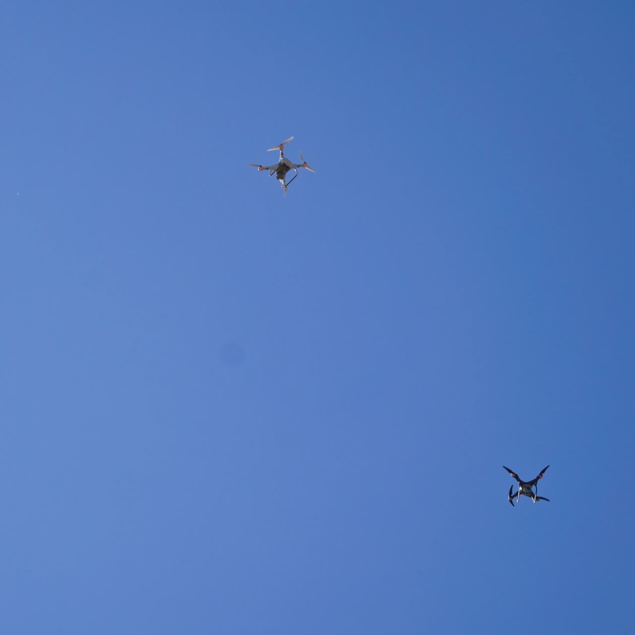 Droner, der flyver på himlen