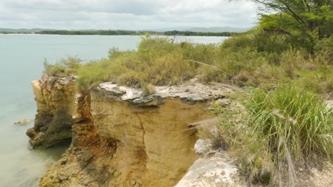 acantilados rocosos con mar caribe en cabo rojo en puerto rico