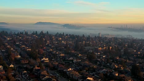 Barrio-Tranquilo-En-El-Norte-De-La-Ciudad-De-Vancouver-Con-Paisaje-Montañoso-Brumoso-En-El-Fondo-En-Canadá