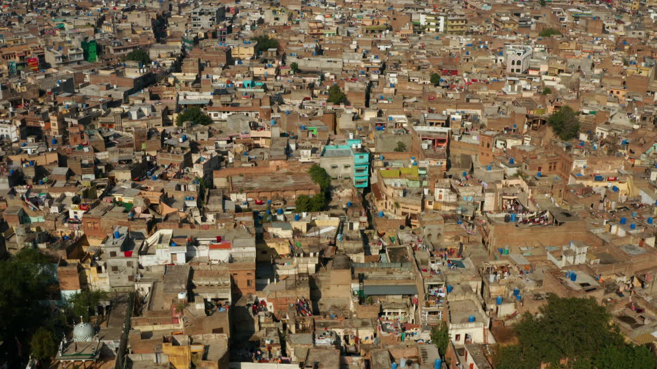 Vista aerea di una grande città con edifici e strutture compatte nella storica città di Rawalpindi, Pakistan