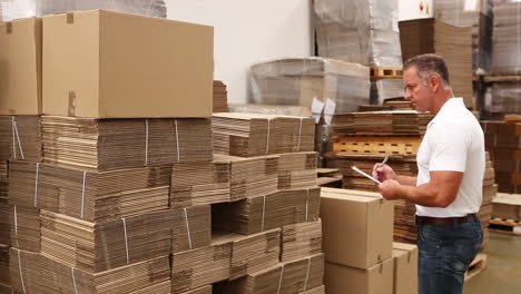 Warehouse-worker-checking-his-list