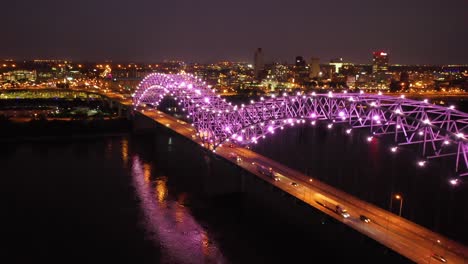 Buenas-Tardes-Noche-Aérea-De-Memphis-Puente-Hernando-De-Soto-Con-Luces-De-Colores-Paisaje-Urbano-En-El-Centro-Y-El-Río-Mississippi