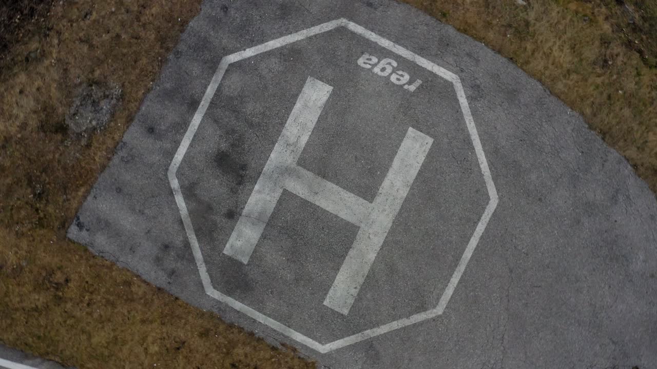 헬리터 활주로 위 를 순환 하는 헬기 의 공중 영상