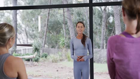 Feliz-Sofá-Birracial-Femenino-Explicando-En-Clase-De-Yoga,-Cámara-Lenta