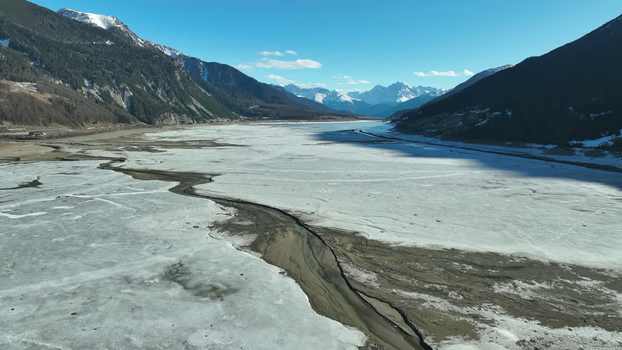 추운 겨울날 호수 디 레시아의 낮은 수준의 얼어붙은 물