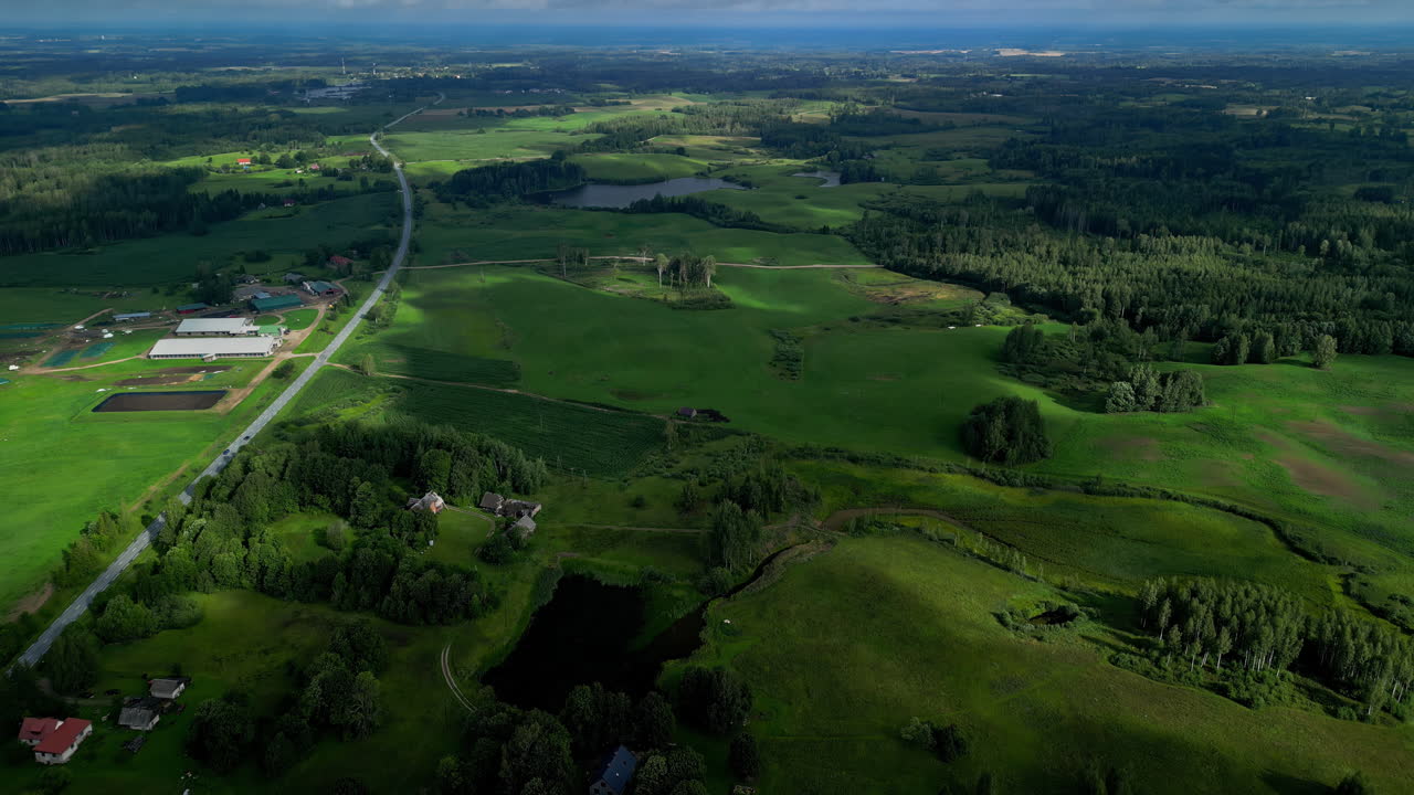 드러나는 드론 전망: 푸른  ⁇ 과 멀리 있는 바다 위의 구름이 쌓인 하늘