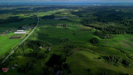 vista reveladora del avión no tripulado: cielos nublados sobre campos verdes y océano lejano