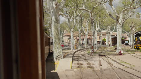 Vista-Panorámica-Desde-Un-Tren-De-Sóller,-Mallorca-Con-Un-Pintoresco-Pueblo-Como-Telón-De-Fondo.