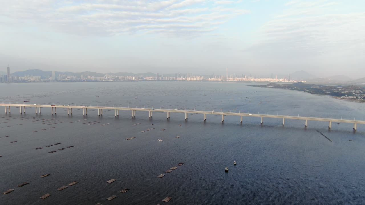 지평선에 틴수이와이 건물이 있는 홍콩 심천 베이 브리지와 어류 및 굴 양식장, 공중 전망