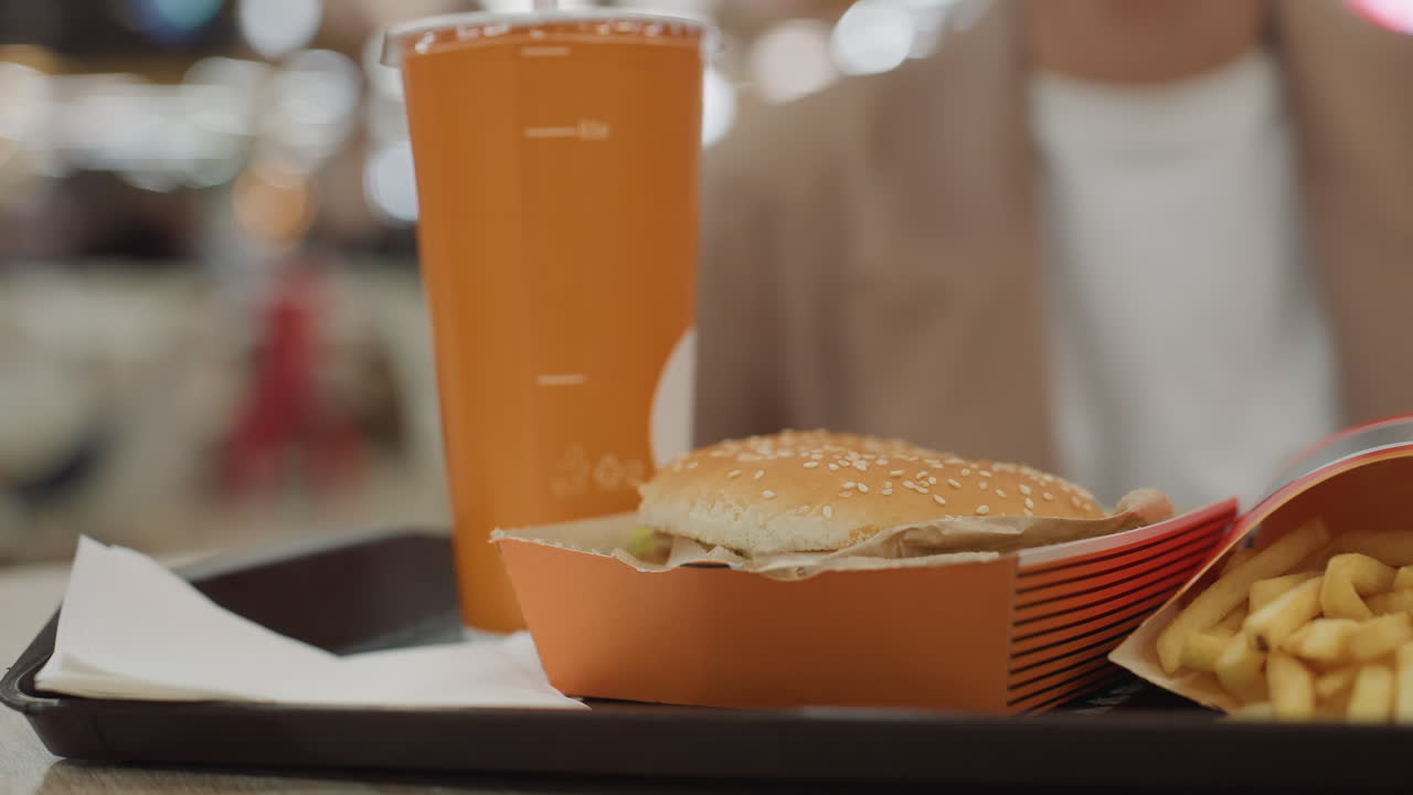 elección de comida rápida, profesional eficiente que elige un bocado rápido, comprador ocupado que toma una comida rápida durante la hora punta del mediodía, persona que busca un almuerzo rápido en medio del animado bullicio de un centro comercial abarrotado