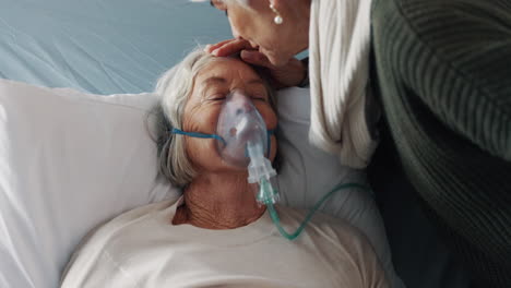 mujeres mayores, hospital y un beso en la frente