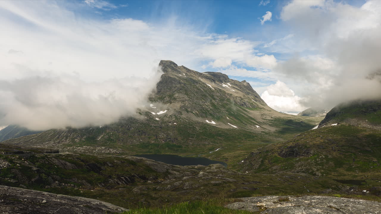 Pilvet liikkuvat kallioisten vuorten yli lähellä Trollstigen-tietä Norjassa