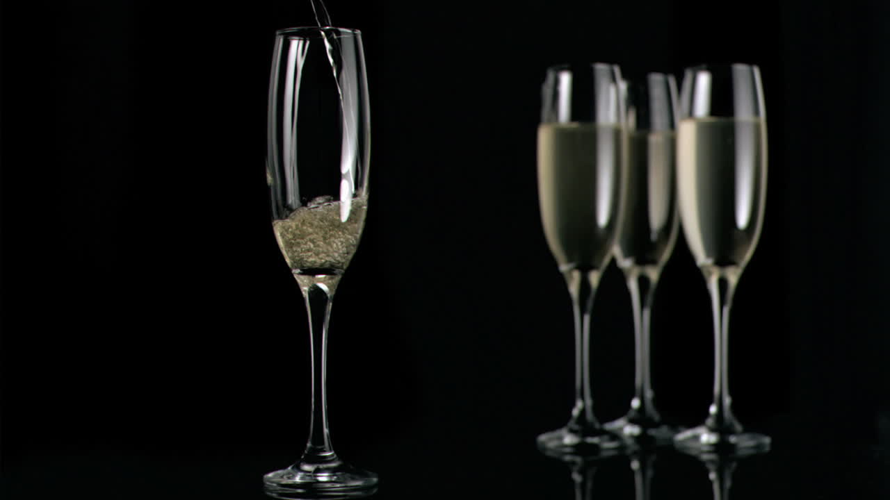 슈퍼 슬로 모션으로 컵을 채우고 있습니다.