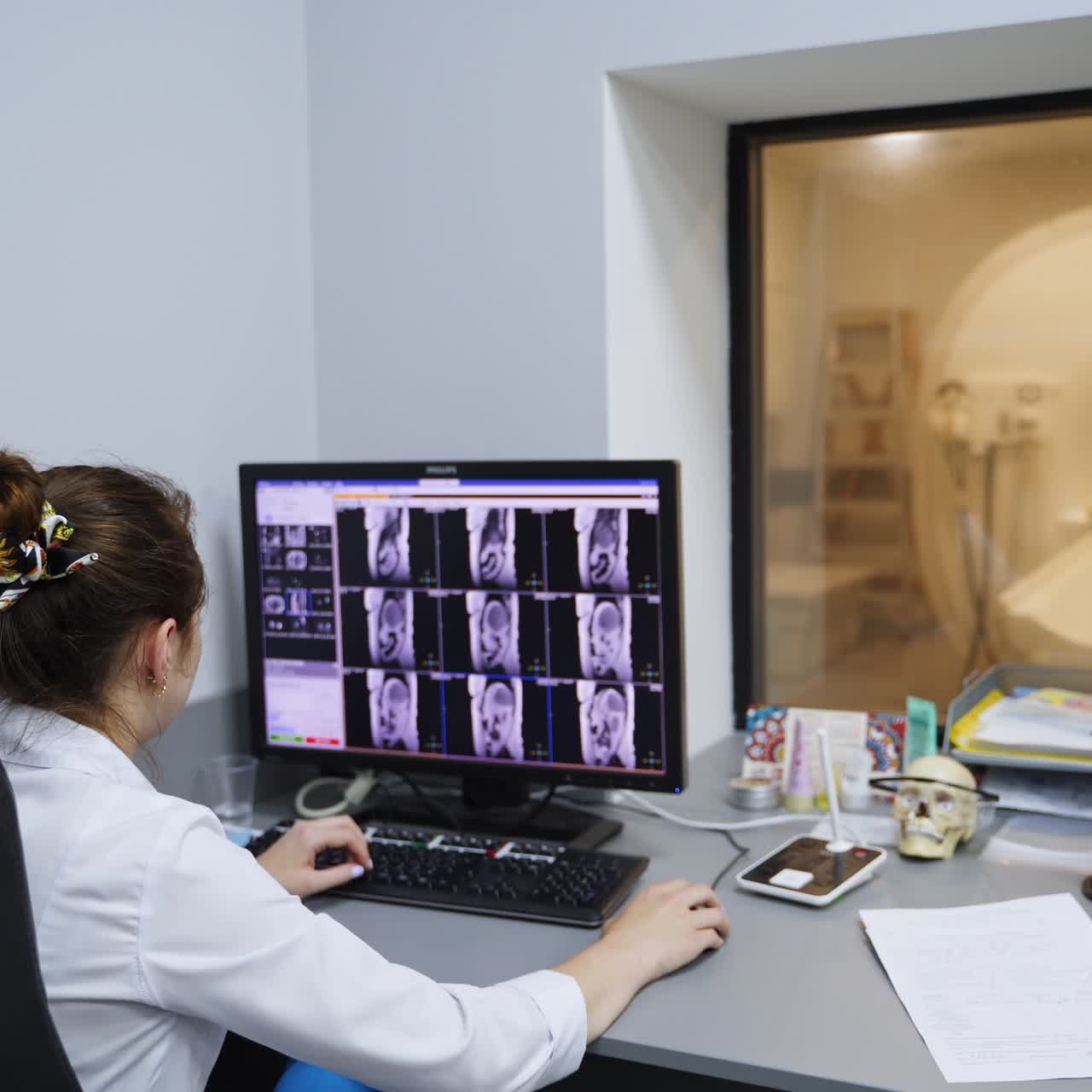 Stanza di ospedale per risonanza magnetica con laboratorio. Tecnico di laboratorio donna che lavora al computer